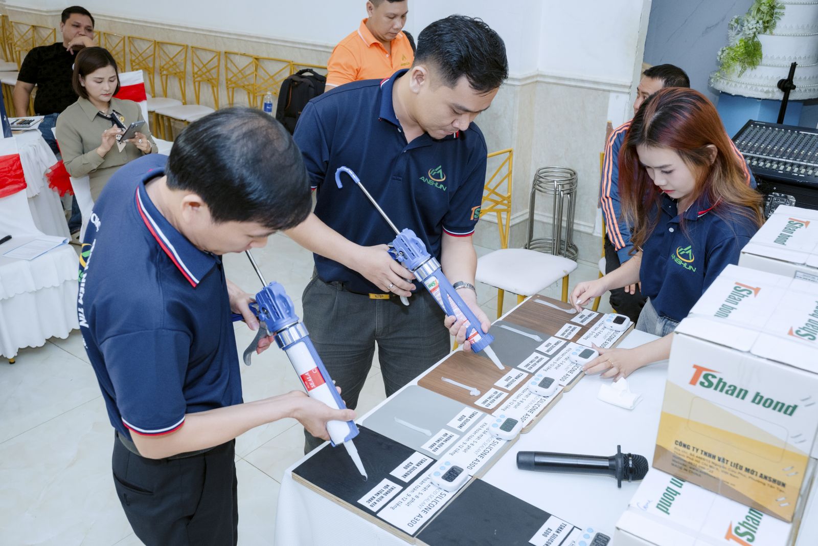 Trao đổi kỹ thuật cùng thợ thầu