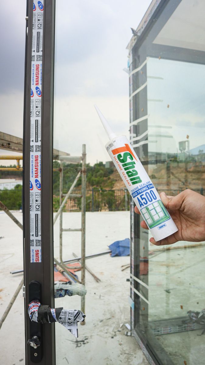 Lắp đặt kính cường lực và phụ kiện đồng bộ